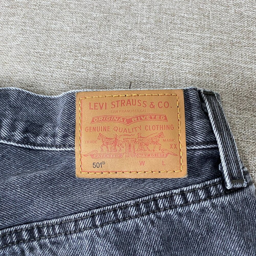 Levi's 501 Premium Denim Jean Shorts Women W27 Black-ish Gray Distressed Chewed - Picture 8 of 16